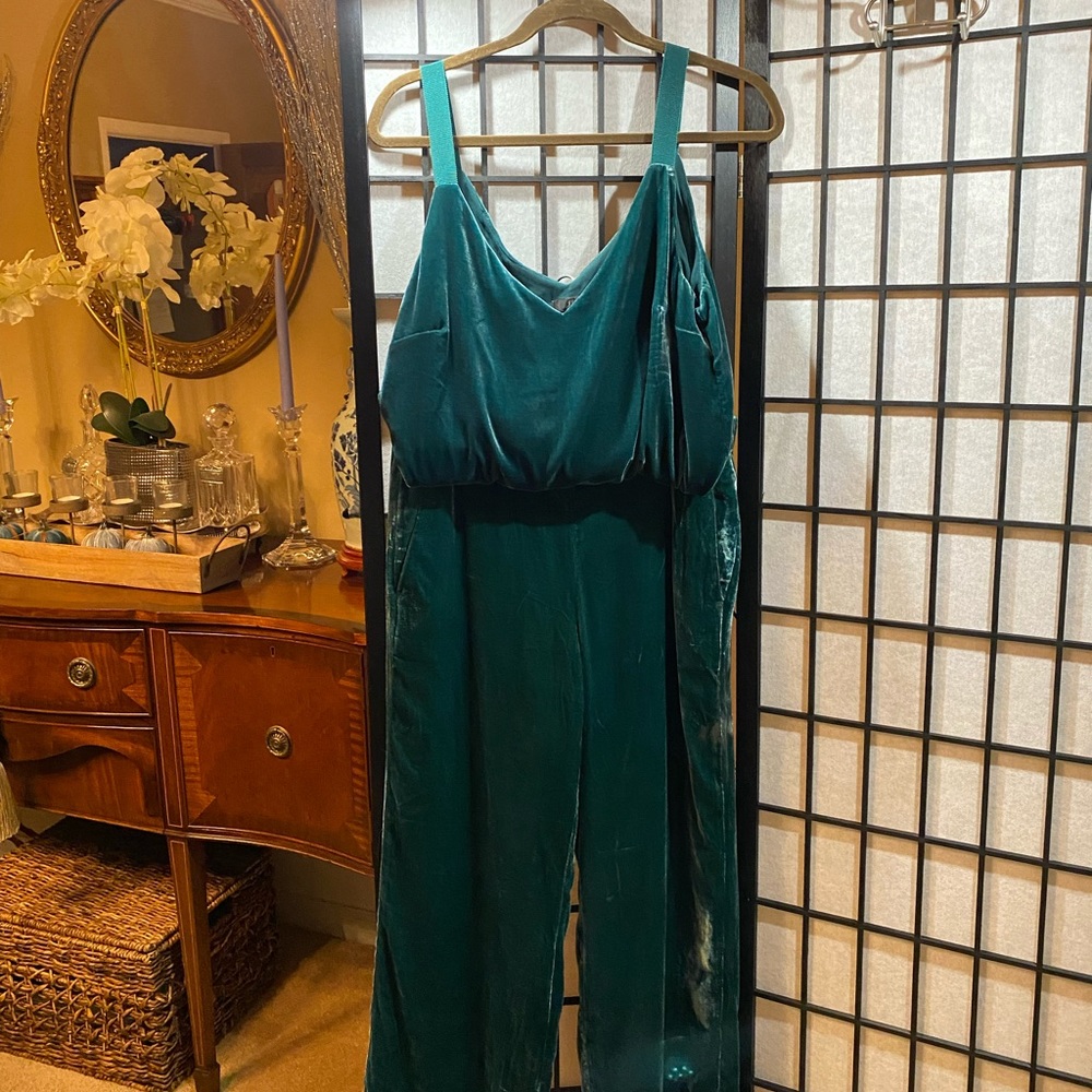 Gorgeous teal  velvet holiday outfit.